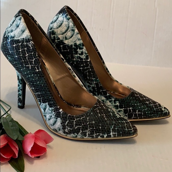 Qupid Shoes - 👠Qupid Green & white snakeskin pump size 9